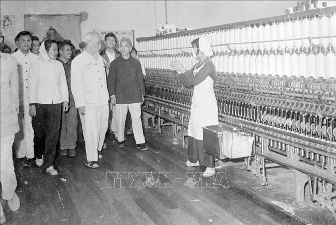 Chủ tịch Hồ Chí Minh đến thăm nhà máy dệt 8/3 và dự lễ khánh thành nhà máy. Người đến thăm một số phân xưởng và nói chuyện với công nhân làm việc tại nhà máy ngày 8/3/1965. Ảnh: TTXVN
