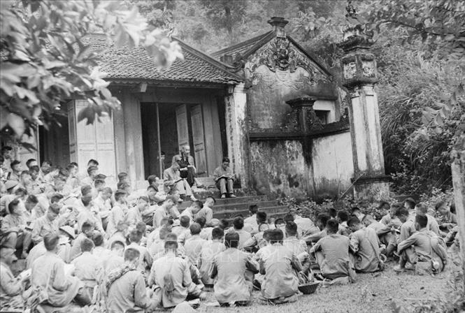  Chủ tịch Hồ Chí Minh nói chuyện với cán bộ, chiến sĩ Đại đoàn quân Tiên phong tại đền thờ các vua Hùng, trước khi đơn vị vào tiếp quản Thủ đô. Người nói: “Các Vua Hùng có công giữ nước, Bác cháu ta phải cùng nhau giữ lấy nước” (Phú Thọ, 19/9/1954). Ảnh: TTXVN