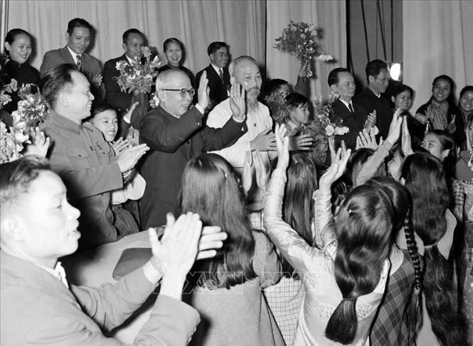  Đại biểu các tầng lớp nhân dân Thủ đô đến chào mừng kỳ họp, tặng hoa chủ tịch Hồ Chí Minh và đồng chí trong Đoàn chủ tịch tại Kỳ họp thứ 6, Quốc hội khóa 1 (Hà Nội, 1/1957). Ảnh: TTXVN