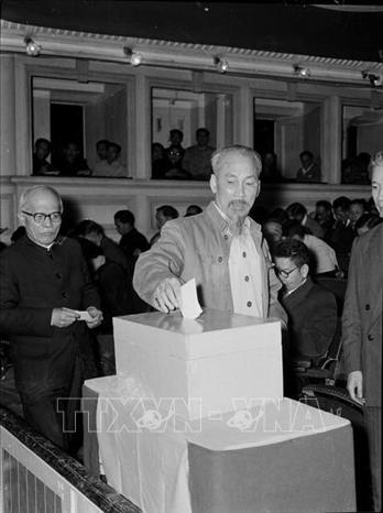  Chủ tịch Hồ Chí Minh bỏ lá phiếu đầu tiên bầu Ban Thường trực Quốc hội mới tại Kỳ họp thứ 6, Quốc hội khóa 1 (25/1/1957). Ảnh: TTXVN