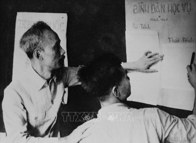  Chủ tịch Hồ Chí Minh chỉ đạo công tác Bình dân học vụ, một trong những hoạt động trọng tâm ngay sau Cách mạng tháng Tám tại Thủ đô Hà Nội (1954). Ảnh: TTXVN