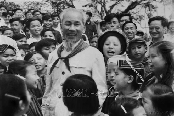 Hồ Chủ tịch đến thăm trường thiếu nhi các dân tộc vùng cao Việt Bắc ở Thái Nguyên (13/3/1960). Ảnh: TTXVN