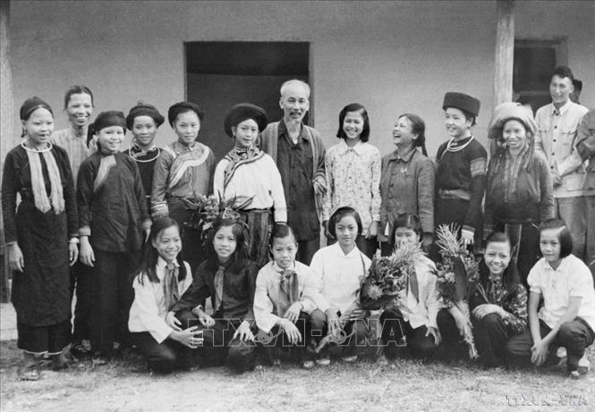 Hồ Chủ tịch với các đại biểu phụ nữ và thiếu nhi các dân tộc tỉnh Lào Cai (23/9/1958). Ảnh: TTXVN
