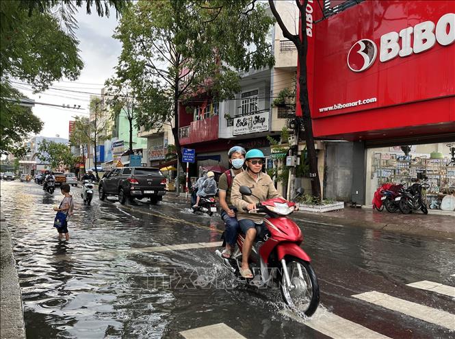 Đường Nguyễn Trung Trực bị ngập sau trận mưa lớn chiều 12/5/2025. Ảnh: Đức Hạnh - TTXVN 