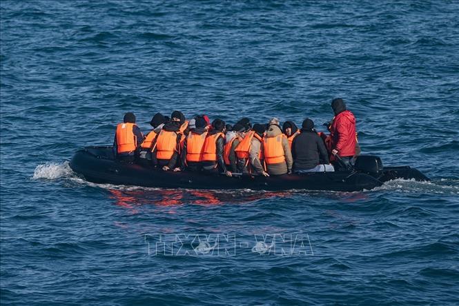 Người di cư vượt eo biển Channel từ Pháp để vào Anh. Ảnh: Getty Images/TTXVN