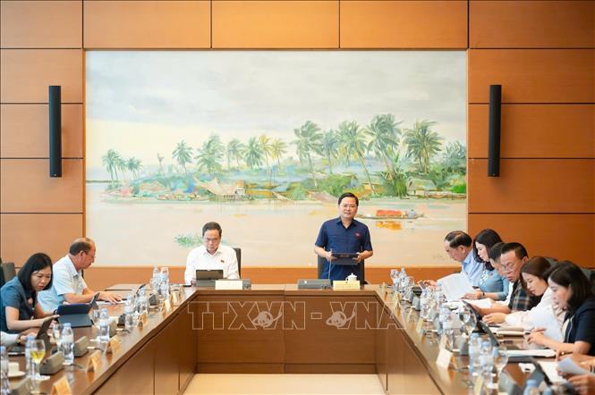 Đoàn Đại biểu Quốc hội các tỉnh Bắc Ninh, Hậu Giang, Đắk Lắk, Lào Cai thảo luận ở tổ. Ảnh: Phương Hoa - TTXVN