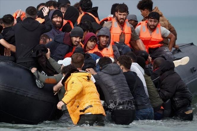Người di cư vượt eo biển Channel từ Wimereux, Pháp để vào Anh ngày 4/9/2024. Ảnh: REUTERS/TTXVN