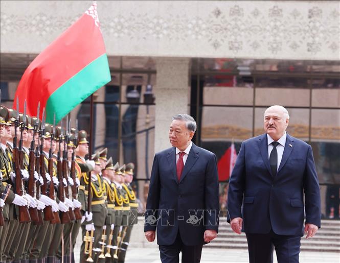 Tổng Bí thư Tô Lâm và Tổng thống Belarus Aleksandr Lukashenko duyệt Đội danh dự. Ảnh: Thống Nhất – TTXVN