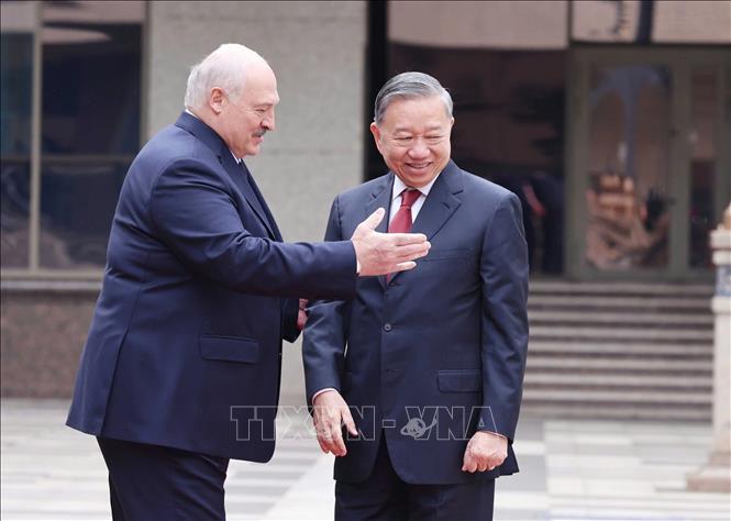 Tổng thống Belarus Aleksandr Lukashenko đón Tổng Bí thư Tô Lâm. Ảnh: Thống Nhất – TTXVN
