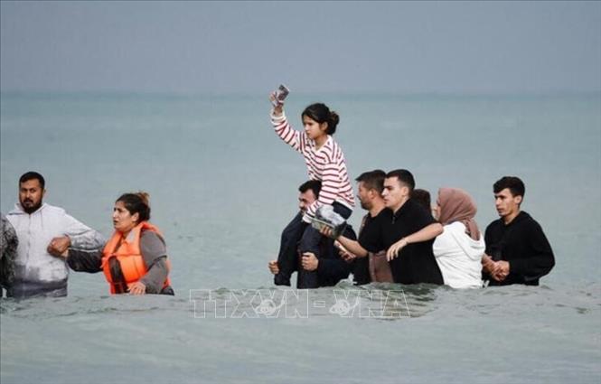 Người di cư vượt eo biển Channel từ Wimereux, Pháp để vào Anh. Ảnh: Reuters/TTXVN