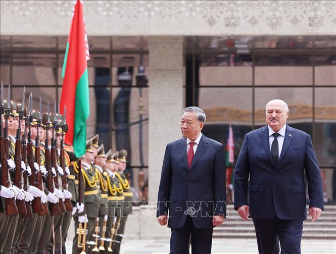 Tổng Bí thư Tô Lâm và Tổng thống Belarus Aleksandr Lukashenko duyệt Đội danh dự. Ảnh: Thống Nhất – TTXVN