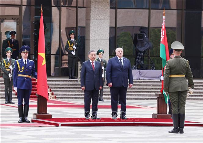 Tổng Bí thư Tô Lâm và Tổng thống Belarus Aleksandr Lukashenko nghe quân nhạc cử Quốc thiều hai nước. Ảnh: Thống Nhất – TTXVN
