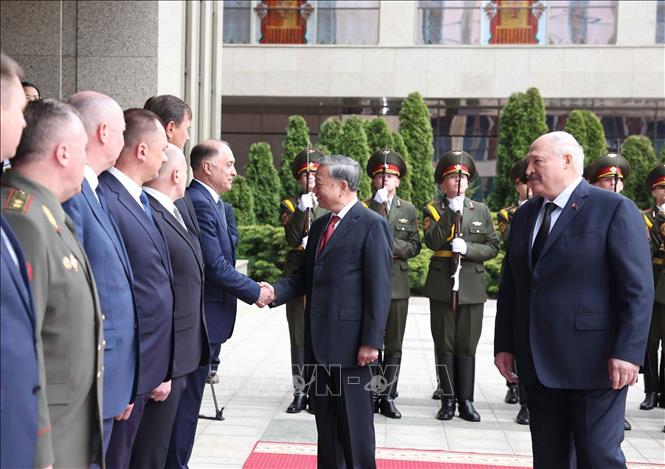 Tổng thống Aleksandr Lukashenko giới thiệu các thành viên đoàn Belarus với Tổng Bí thư Tô Lâm. Ảnh: Thống Nhất – TTXVN

