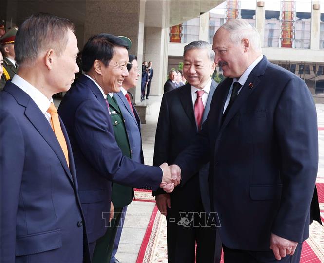 Tổng Bí thư Tô Lâm giới thiệu các thành viên đoàn Việt Nam với Tổng thống Belarus Aleksandr Lukashenko. Ảnh: Thống Nhất – TTXVN
