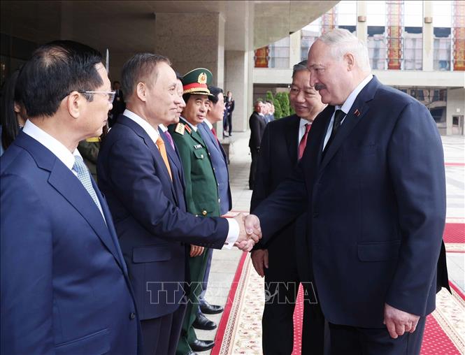 Tổng Bí thư Tô Lâm giới thiệu các thành viên đoàn Việt Nam với Tổng thống Belarus Aleksandr Lukashenko. Ảnh: Thống Nhất – TTXVN
