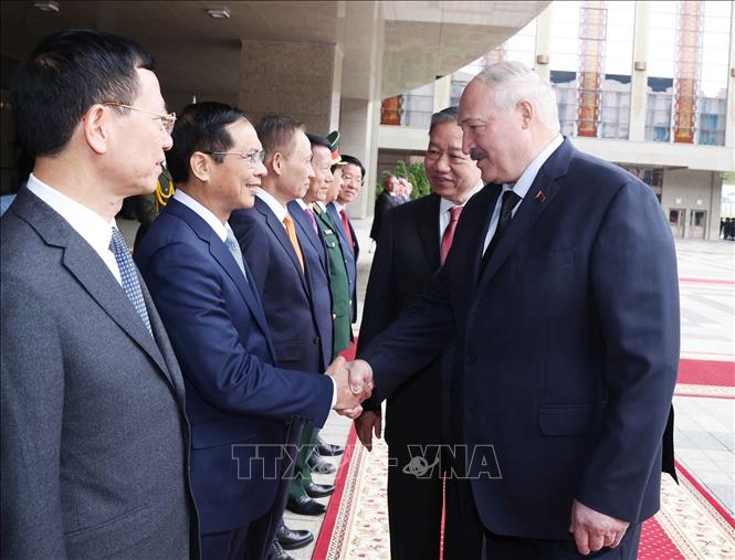Tổng Bí thư Tô Lâm giới thiệu các thành viên đoàn Việt Nam với Tổng thống Belarus Aleksandr Lukashenko. Ảnh: Thống Nhất – TTXVN
