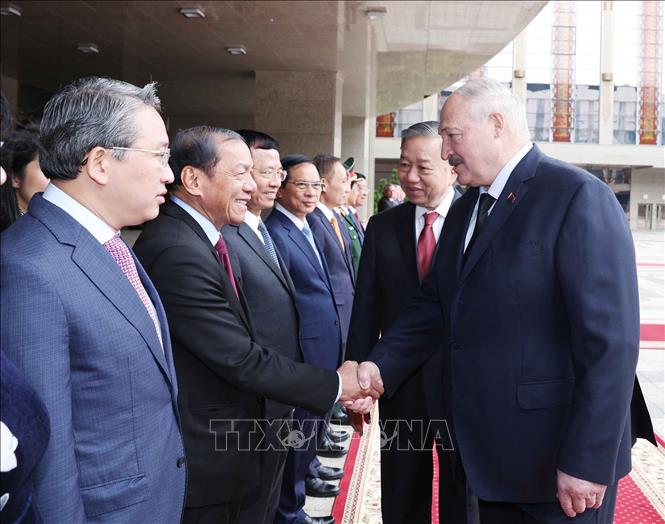 Tổng Bí thư Tô Lâm giới thiệu các thành viên đoàn Việt Nam với Tổng thống Belarus Aleksandr Lukashenko. Ảnh: Thống Nhất – TTXVN
