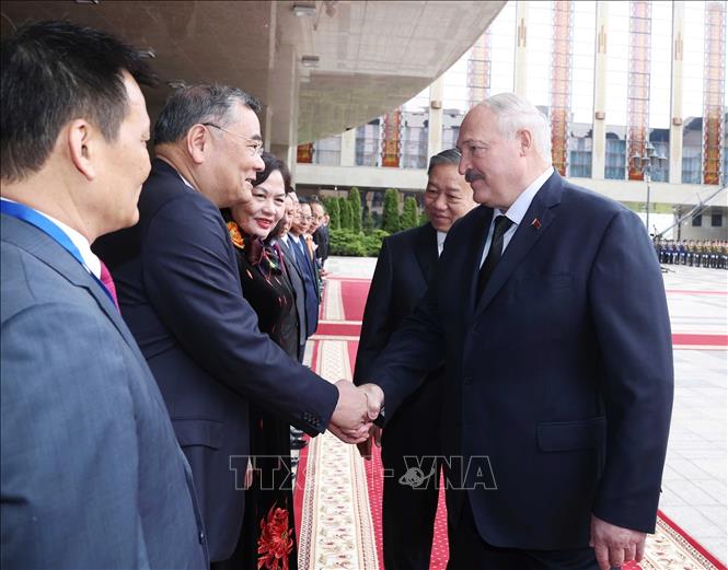 Tổng Bí thư Tô Lâm giới thiệu các thành viên đoàn Việt Nam với Tổng thống Belarus Aleksandr Lukashenko. Ảnh: Thống Nhất – TTXVN
