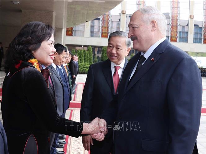 Tổng Bí thư Tô Lâm giới thiệu các thành viên đoàn Việt Nam với Tổng thống Belarus Aleksandr Lukashenko. Ảnh: Thống Nhất – TTXVN
