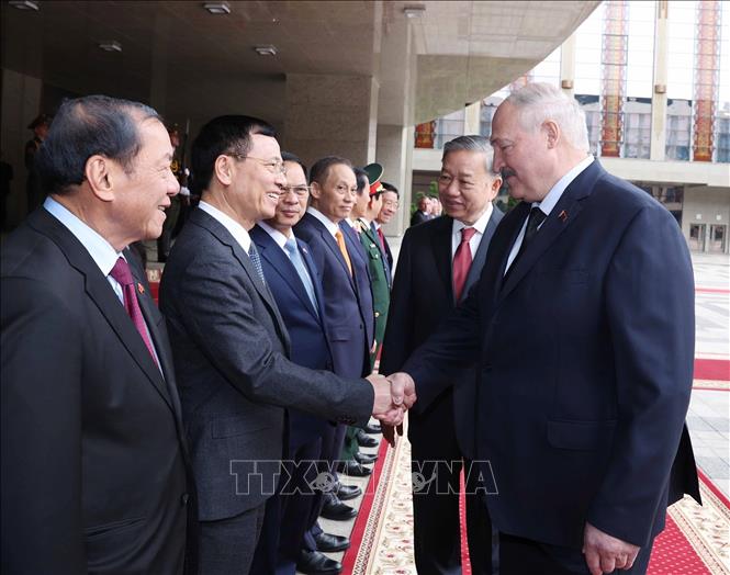 Tổng Bí thư Tô Lâm giới thiệu các thành viên đoàn Việt Nam với Tổng thống Belarus Aleksandr Lukashenko. Ảnh: Thống Nhất – TTXVN
