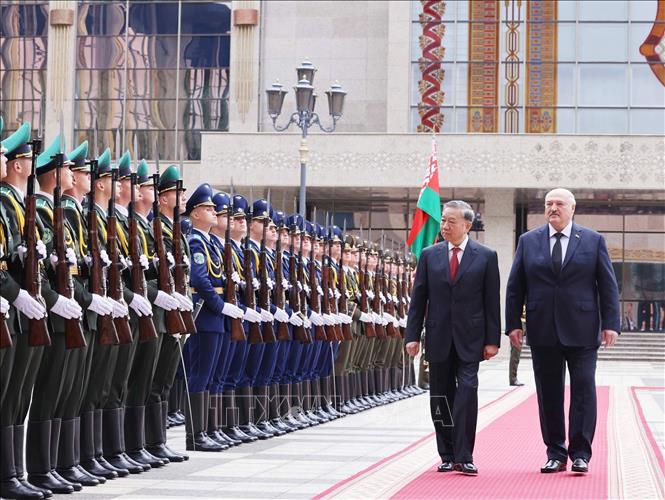 Belarusian President Aleksandr Lukashenko and Party General Secretary To Lam reviews the Guards of Honour. VNA Photo: Thống Nhất 
