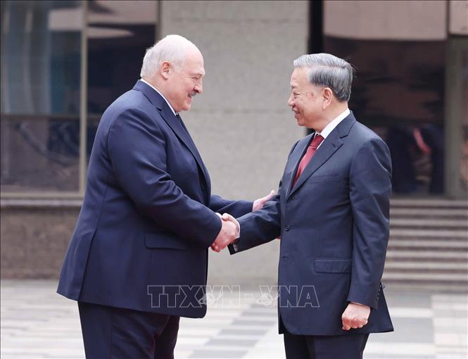 Belarusian President Aleksandr Lukashenko welcomes Party General Secretary To Lam. VNA Photo: Thống Nhất 