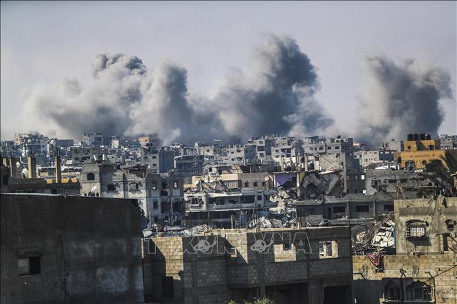 Khói bốc lên sau vụ không kích của Israel xuống thành phố Gaza, ngày 19/4/2025. Ảnh: THX/TTXVN