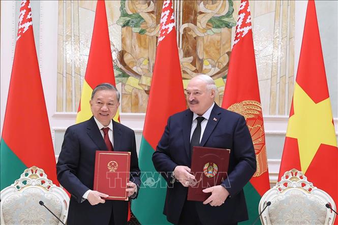 Tổng Bí thư Tô Lâm và Tổng thống Aleksandr Lukashenko ký Tuyên bố chung về việc thiết lập quan hệ Đối tác chiến lược Việt Nam - Belarus. Ảnh: Thống Nhất – TTXVN