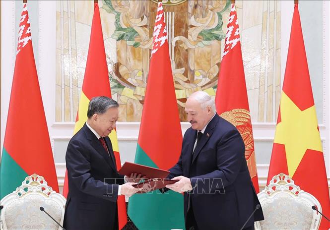 Tổng Bí thư Tô Lâm và Tổng thống Aleksandr Lukashenko ký Tuyên bố chung về việc thiết lập quan hệ Đối tác chiến lược Việt Nam - Belarus. Ảnh: Thống Nhất – TTXVN