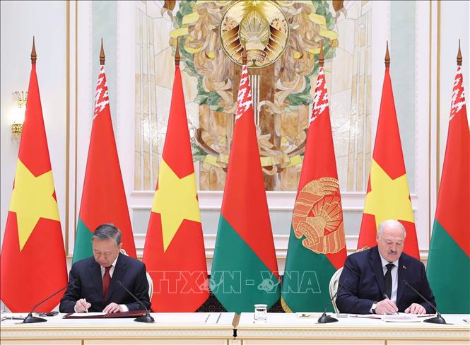Tổng Bí thư Tô Lâm và Tổng thống Aleksandr Lukashenko ký Tuyên bố chung về việc thiết lập quan hệ Đối tác chiến lược Việt Nam - Belarus. Ảnh: Thống Nhất – TTXVN