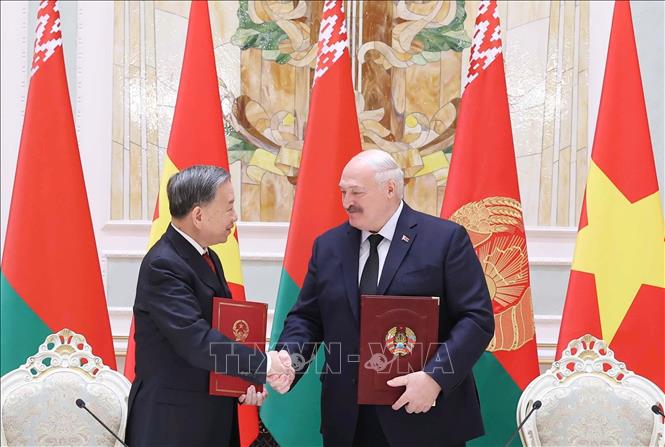 Tổng Bí thư Tô Lâm và Tổng thống Aleksandr Lukashenko ký Tuyên bố chung về việc thiết lập quan hệ Đối tác chiến lược Việt Nam - Belarus. Ảnh: Thống Nhất – TTXVN