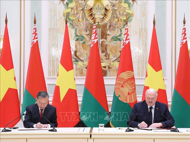 Tổng Bí thư Tô Lâm và Tổng thống Aleksandr Lukashenko ký Tuyên bố chung về việc thiết lập quan hệ Đối tác chiến lược Việt Nam - Belarus. Ảnh: Thống Nhất – TTXVN