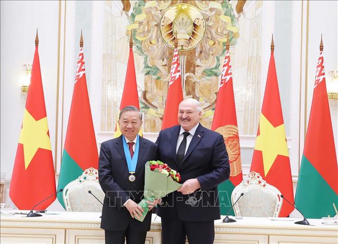 Tổng thống Belarus Aleksandr Lukashenko trao tặng Huân chương Hữu nghị các dân tộc của Belarus cho Tổng Bí thư Tô Lâm. Ảnh: Thống Nhất – TTXVN

