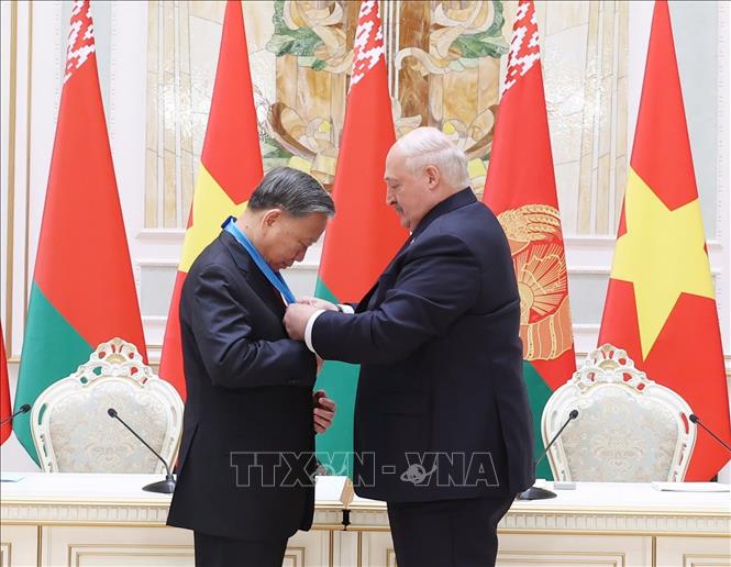Tổng thống Belarus Aleksandr Lukashenko trao tặng Huân chương Hữu nghị các dân tộc của Belarus cho Tổng Bí thư Tô Lâm. Ảnh: Thống Nhất – TTXVN

