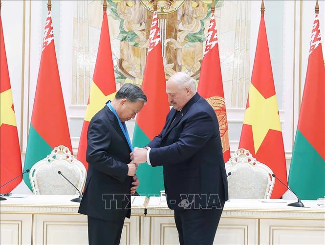 Tổng thống Belarus Aleksandr Lukashenko trao tặng Huân chương Hữu nghị các dân tộc của Belarus cho Tổng Bí thư Tô Lâm. Ảnh: Thống Nhất – TTXVN


