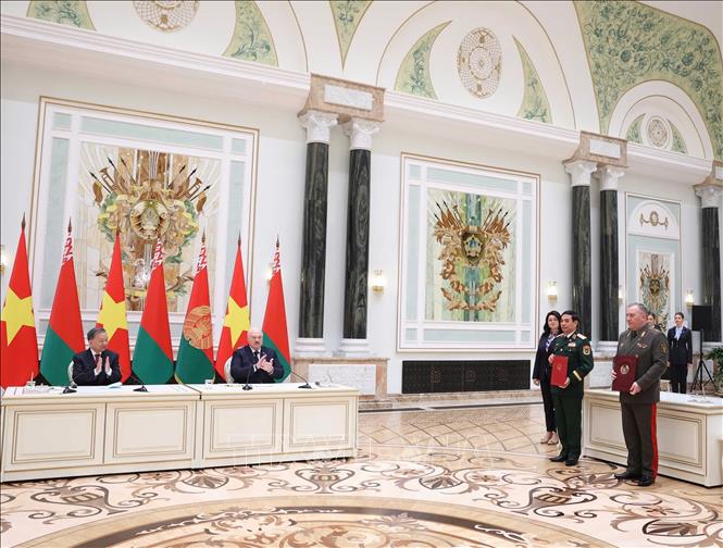 Tổng Bí thư Tô Lâm và Tổng thống Belarus Aleksandr Lukashenko chứng kiến Lễ trao Ý định thư về tăng cường hợp tác đào tạo quân nhân và chuyên gia giữa Bộ Quốc phòng Việt Nam và Bộ Quốc phòng Belarus. Ảnh: Thống Nhất – TTXVN