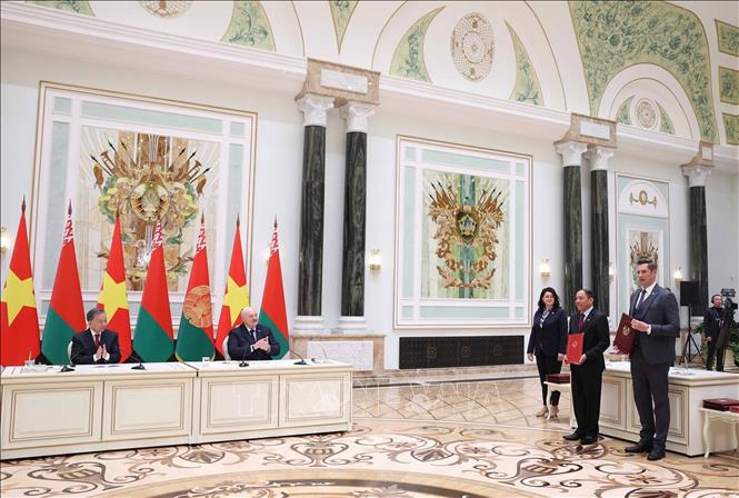 Tổng Bí thư Tô Lâm và Tổng thống Belarus Aleksandr Lukashenko chứng kiến Lễ trao Chương trình hợp tác trong lĩnh vực văn hoá giữa Bộ Văn hoá, Thể thao và Du lịch Việt Nam và Bộ Văn hoá Belarus giai đoạn 2026-2028. Ảnh: Thống Nhất – TTXVN