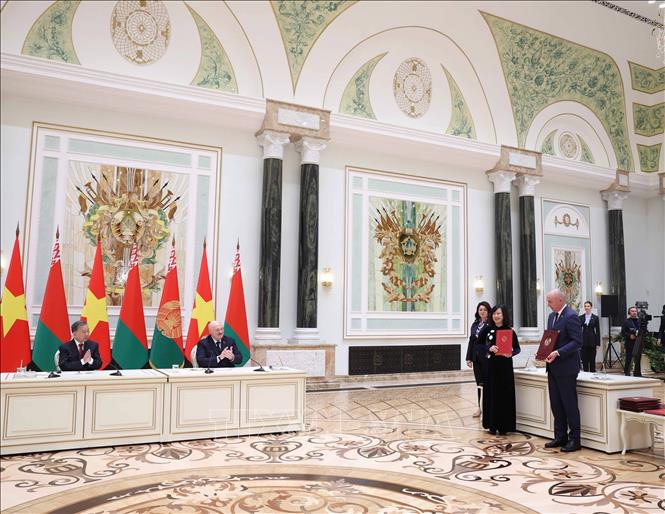 Tổng Bí thư Tô Lâm và Tổng thống Belarus Aleksandr Lukashenko chứng kiến Lễ trao Bản ghi nhớ hợp tác giữa Bộ Y tế Việt Nam và Bộ Y tế Belarus trong lĩnh vực dược phẩm. Ảnh: Thống Nhất – TTXVN