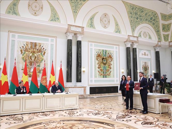 Tổng Bí thư Tô Lâm và Tổng thống Belarus Aleksandr Lukashenko chứng kiến Lễ trao Biên bản Thoả thuận hợp tác giữa Đài tiếng nói Việt Nam và Đài Phát thanh Truyền hình quốc gia Belarus. Ảnh: Thống Nhất – TTXVN
