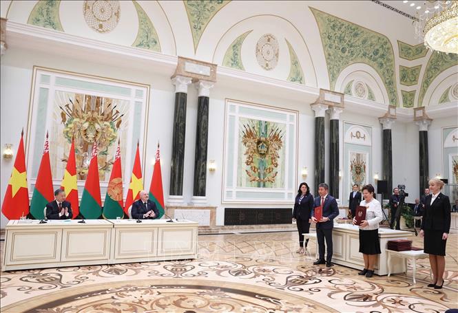 Tổng Bí thư Tô Lâm và Tổng thống Belarus Aleksandr Lukashenko chứng kiến Lễ trao Bản ghi nhớ giữa Liên hiệp các Tổ chức hữu nghị Việt Nam và Hiệp hội hữu nghị và giao lưu văn hoá với nước ngoài của Belarus. Ảnh: Thống Nhất – TTXVN
