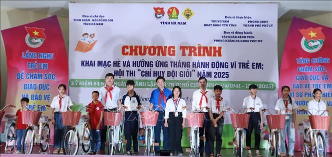 Ban Tổ chức tặng xe đạp cho các em học sinh có hoàn cảnh khó khăn vươn lên trong học tập. Ảnh: Đại Nghĩa - TTXVN