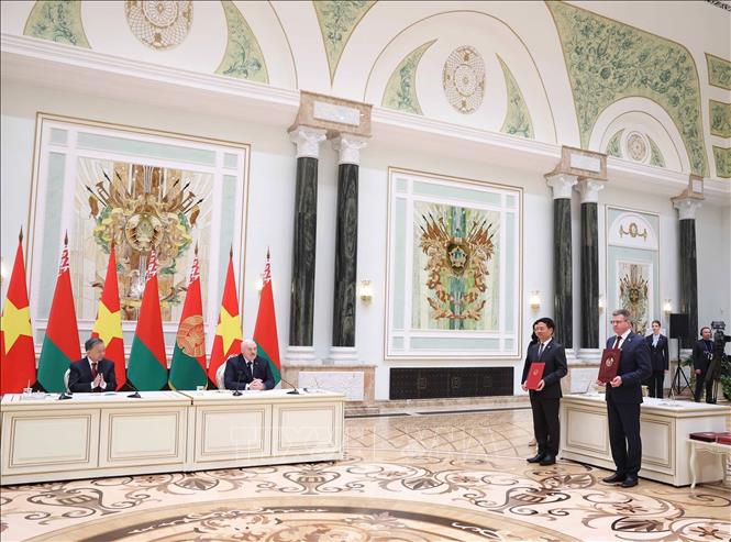 Tổng Bí thư Tô Lâm và Tổng thống Belarus Aleksandr Lukashenko chứng kiến Lễ trao Bản ghi nhớ giữa Bộ Khoa học và Công nghệ Việt Nam và Uỷ ban Khoa học và Công nghệ Nhà nước Belarus về hợp tác trong lĩnh vực khoa học, công nghệ và đổi mới sáng tạo. Ảnh: Thống Nhất – TTXVN