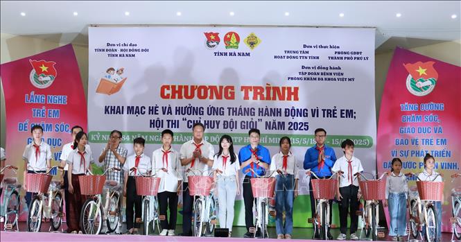 Ban Tổ chức tặng xe đạp cho các em học sinh có hoàn cảnh khó khăn vươn lên trong học tập.Ảnh: Đại Nghĩa - TTXVN