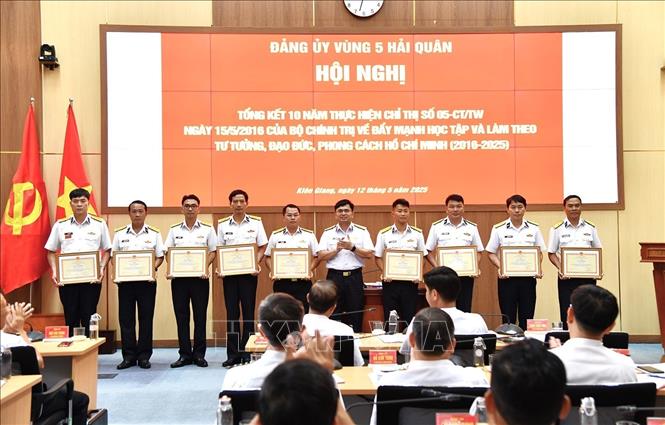 Chuẩn Đô đốc Trịnh Xuân Tùng, Tư lệnh Vùng 5 trao thưởng cho các tập thể. Ảnh: TTXVN phát