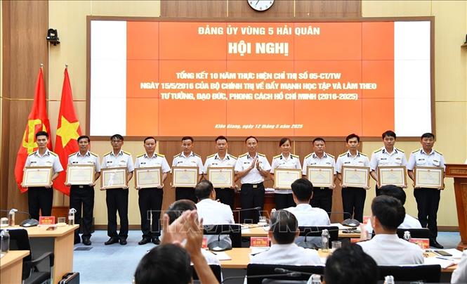 Đại tá Ngô Văn Thành, Bí thư Đảng ủy, Chính ủy Vùng 5 trao thưởng cho các cá nhân. Ảnh: TTXVN phát