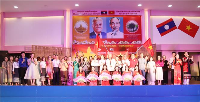 Các nghệ sĩ, thầy cô và học sinh Trường song ngữ Lào - Việt Nam Nguyễn Du cùng hát bài 