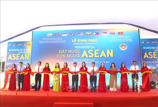 Các đại biểu tham gia nghi thức cắt băng khai mạc triển lãm. Ảnh: Xuân Tiến - TTXVN 