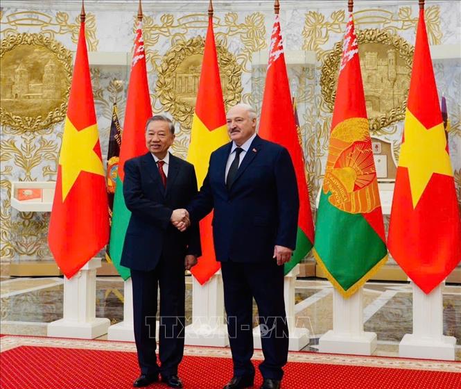 Tổng Bí thư Tô Lâm và Tổng thống Belarus Aleksandr Lukashenko chụp ảnh chung. Ảnh: TTXVN