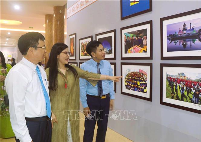 Các đại biểu tham quan triển lãm. Ảnh: Xuân Tiến - TTXVN 