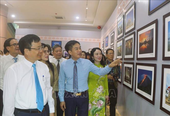 Các đại biểu tham quan triển lãm. Ảnh: Xuân Tiến - TTXVN 